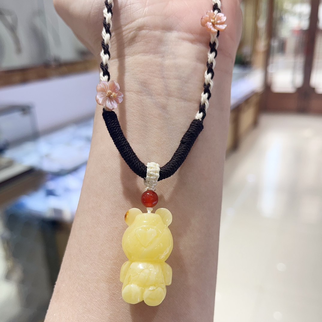 蜜蜡白花俏色小熊手工编织吊坠项链