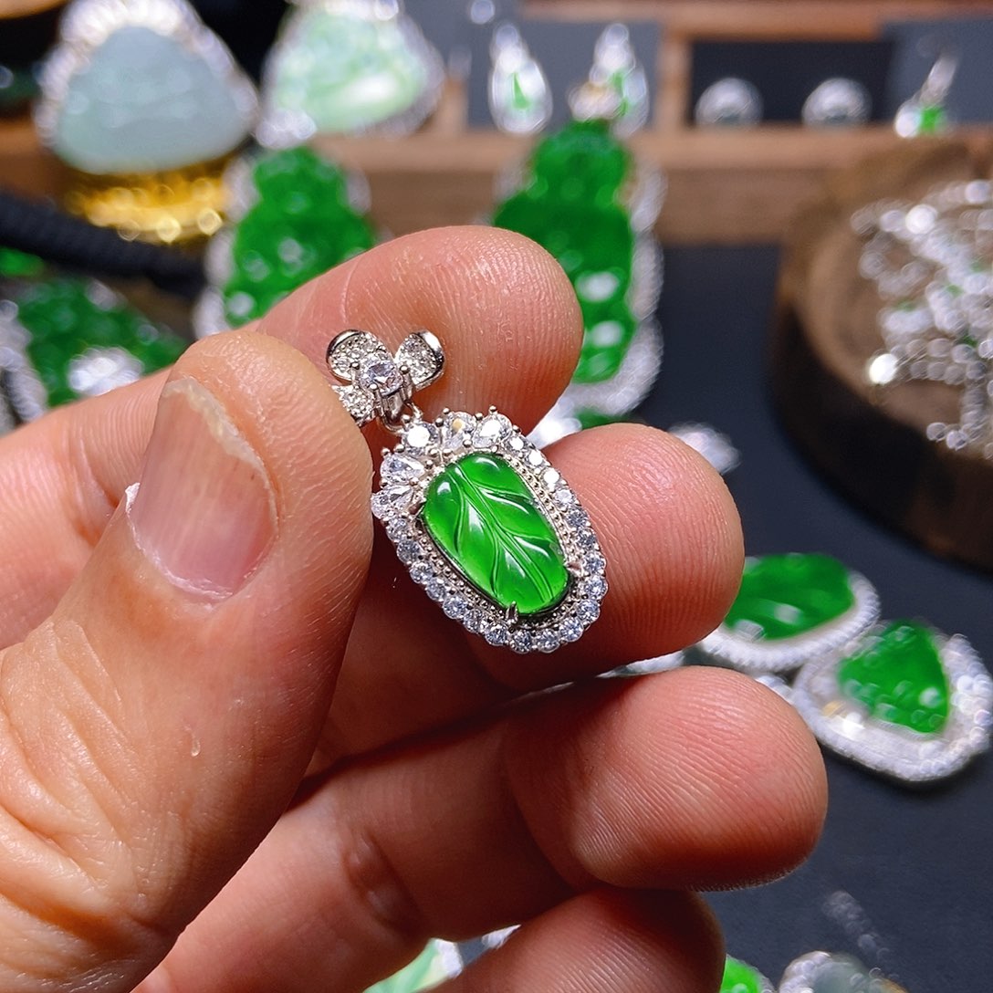 翡翠颈饰银S925镶嵌260吊坠