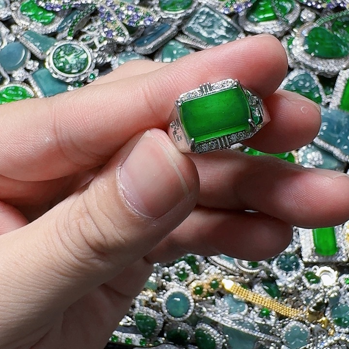 翡翠颈饰未镶嵌天然A货翡翠放漏