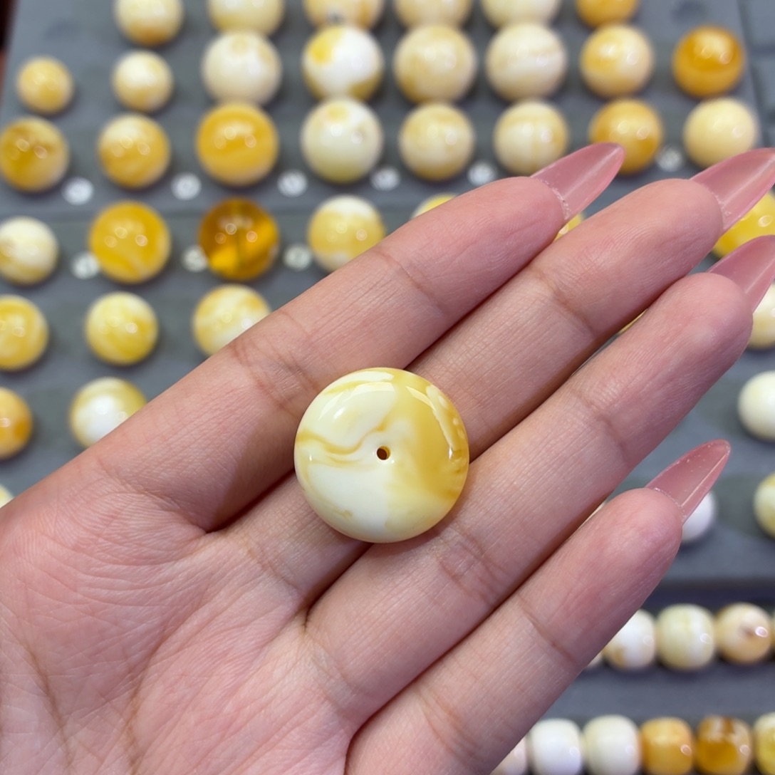 爱***根琥珀未镶嵌裸石扣子