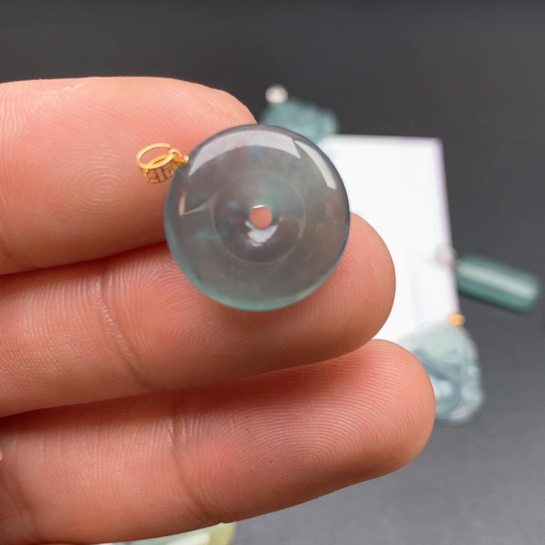 颈饰18K金镶嵌翡翠