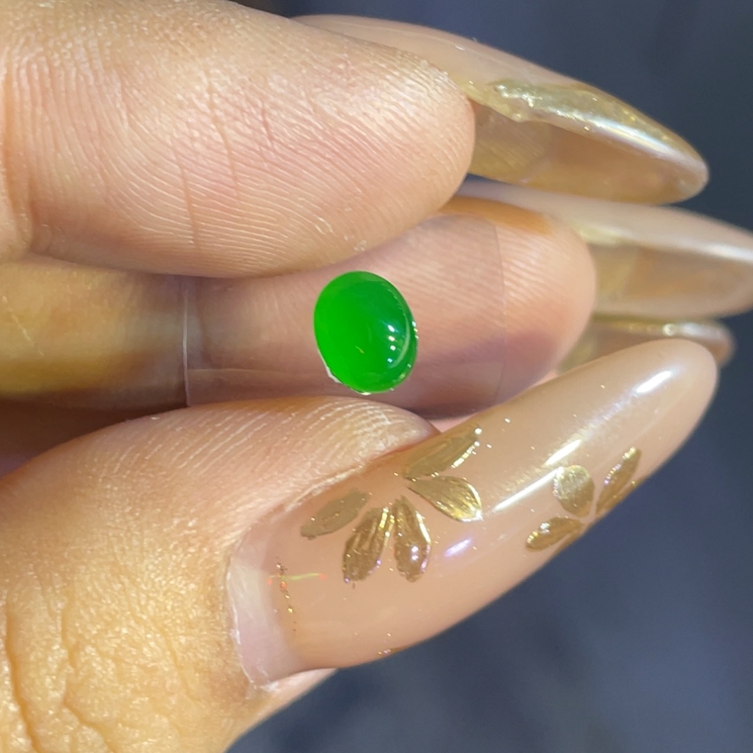 颈饰未镶嵌翡翠绿蛋面