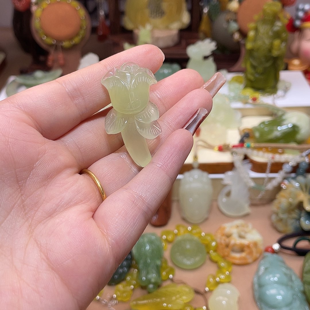 蛇纹石玉未镶嵌颈饰