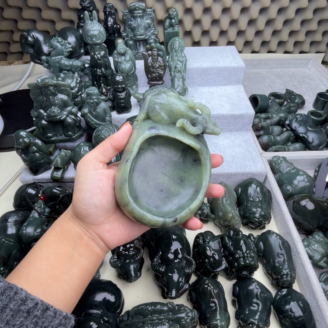 卍***生和田玉（糖玉）未镶嵌颈饰