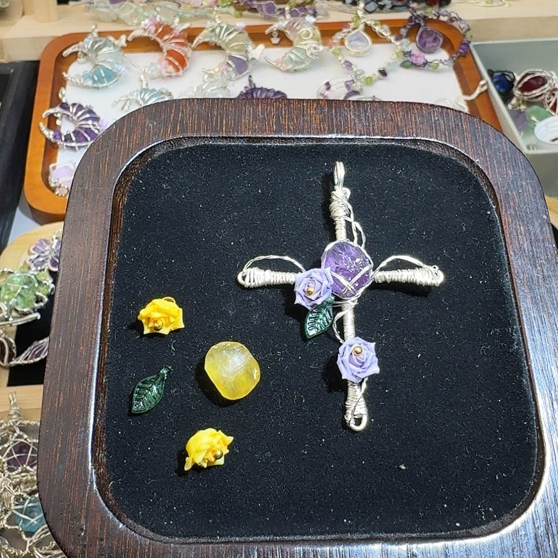 占***猫手工定制的十字架黄色