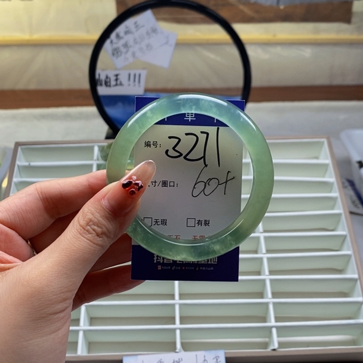 蛇纹石玉手镯未镶嵌