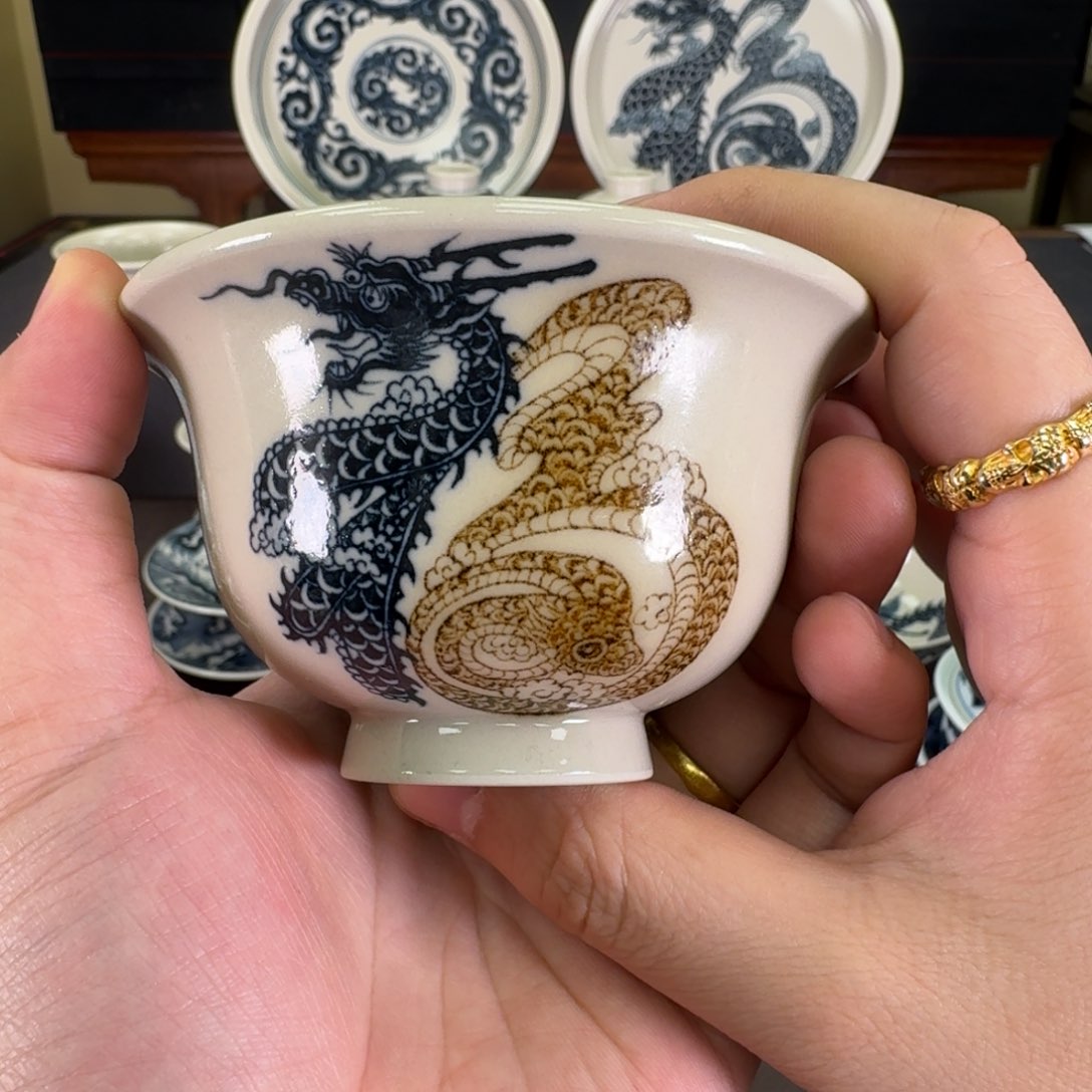 青花釉里金龙蛇之变压手杯
