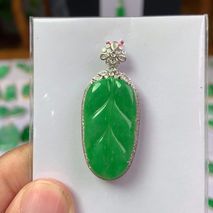 翡翠18K金镶嵌颈饰