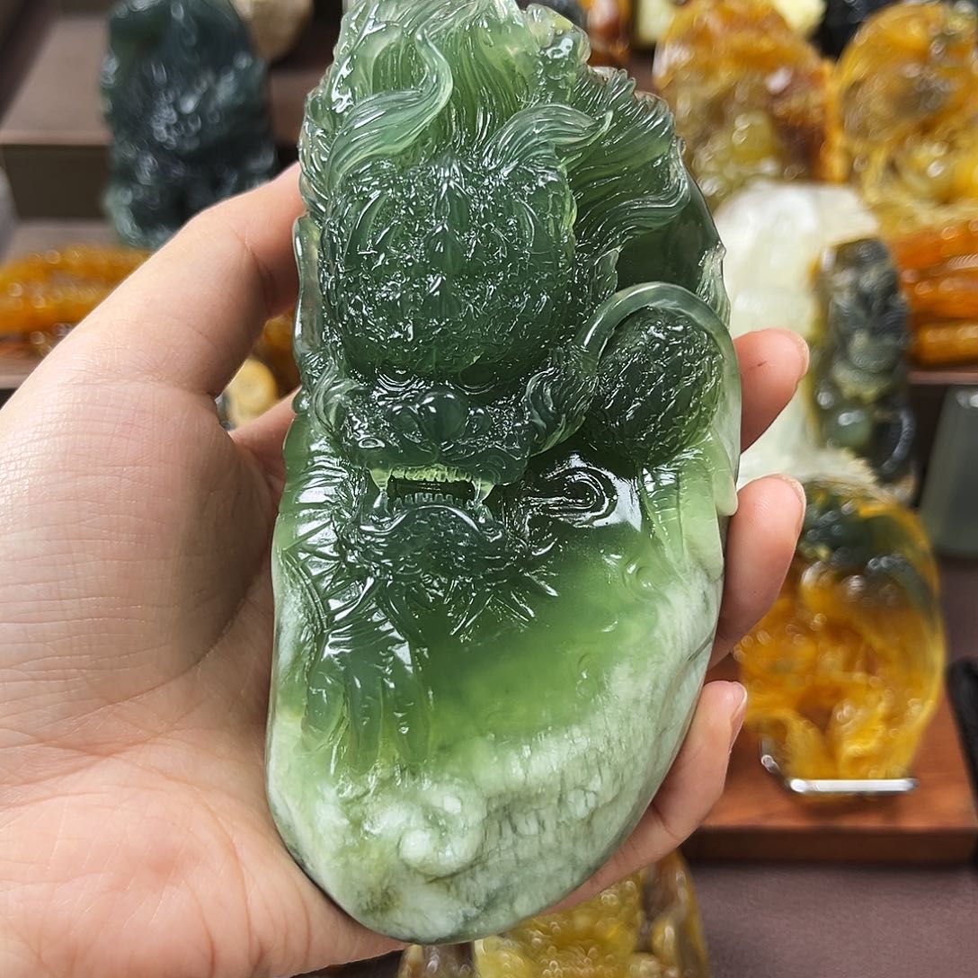 蛇纹石玉未镶嵌颈饰梅***国