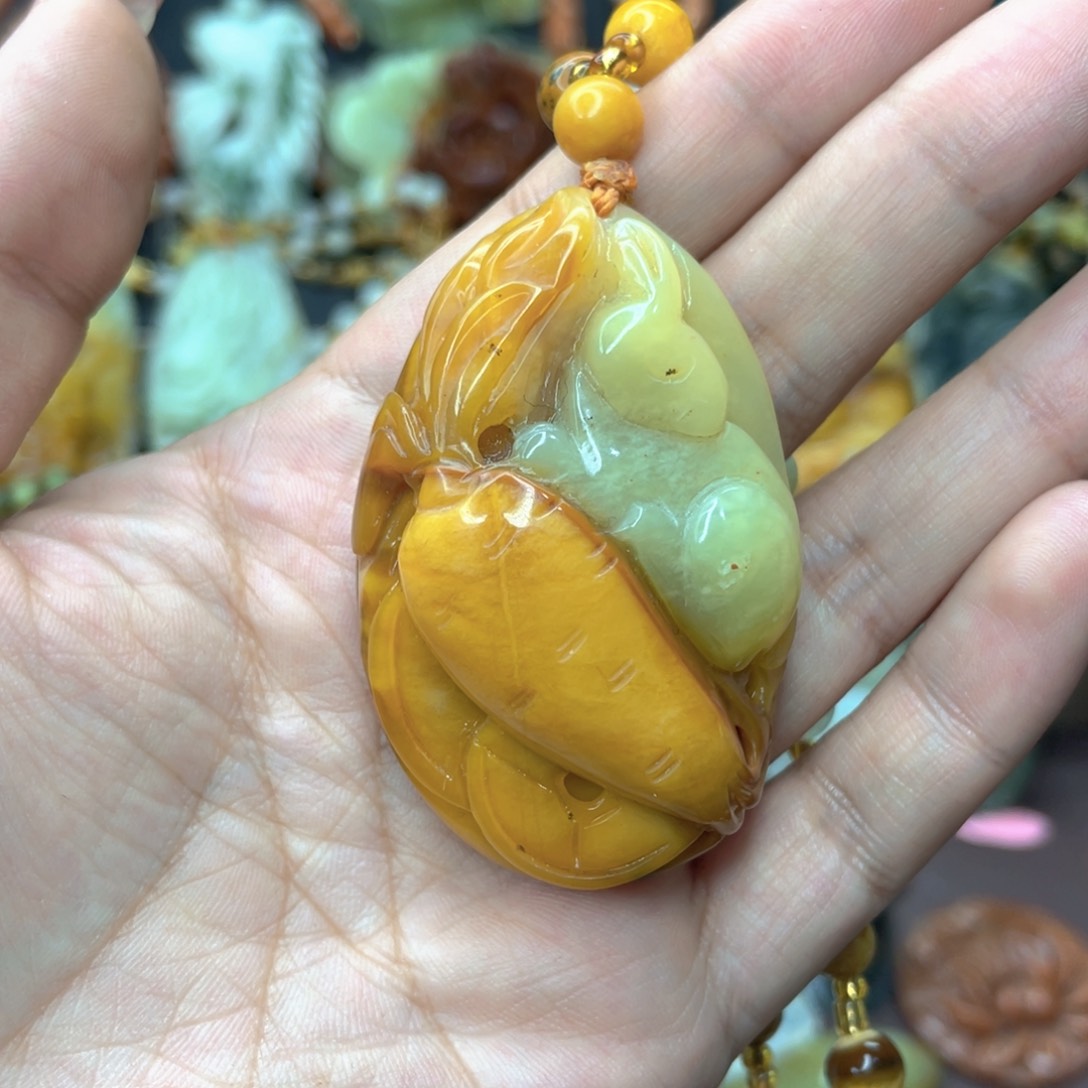 蛇纹石玉颈饰未镶嵌