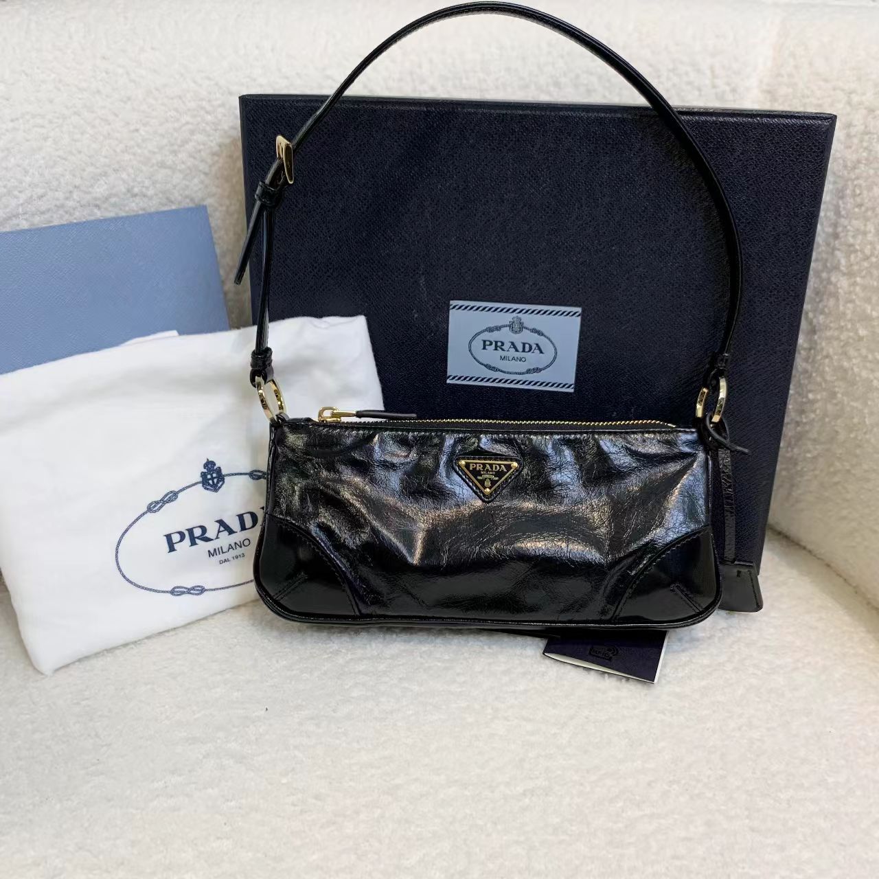 全新未使用 Prada/普拉达 壹臻/新款黑金油腊皮法棍包 54352223