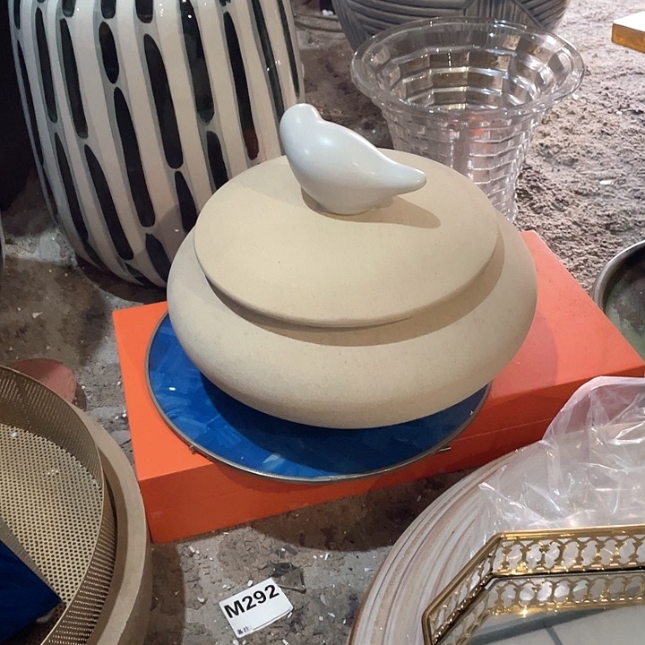 陶瓷花瓶。 绿植。 