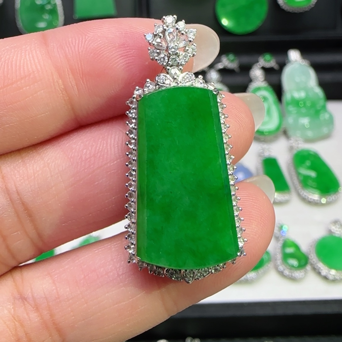 翡翠18K金镶嵌颈饰吊坠