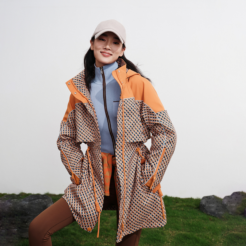 EP雅莹2025早秋新品 抽绳收腰印花长款连帽户外羽绒服外套女Y909A