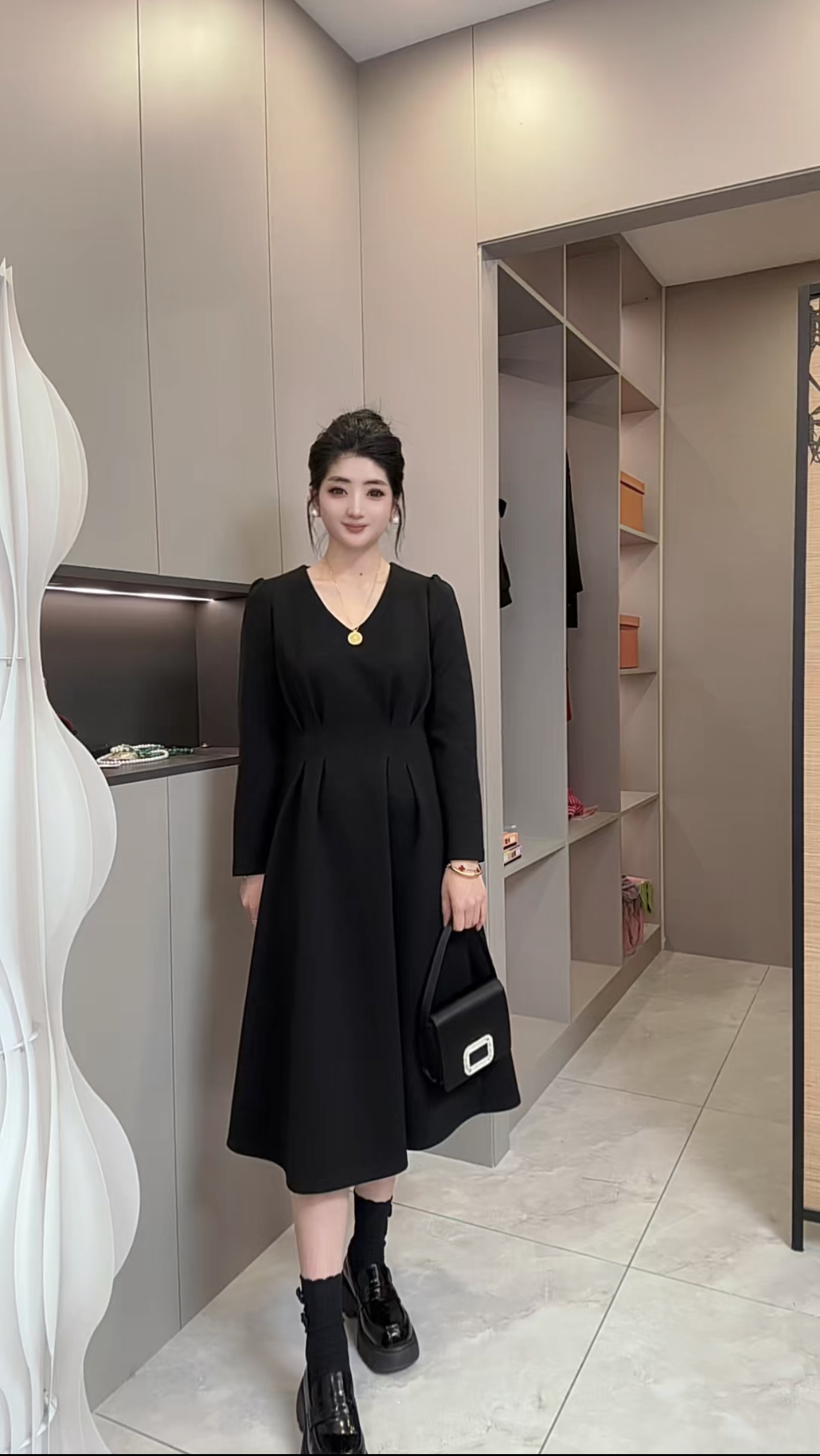 【玉儿】连衣裙挂脖式纯色V领时尚9688黑色收腰赫本风假两件轻奢