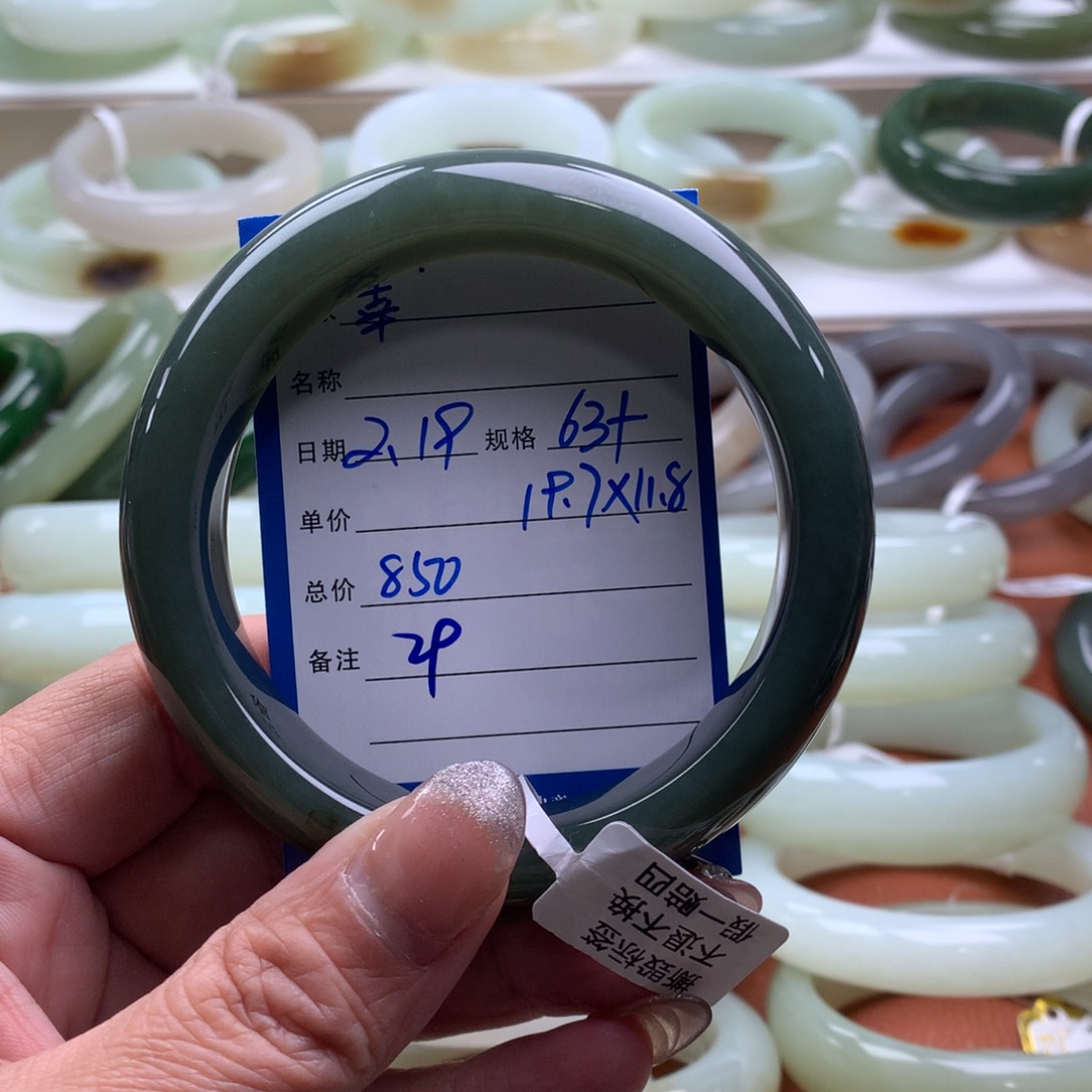 和田玉手镯未镶嵌幸**?