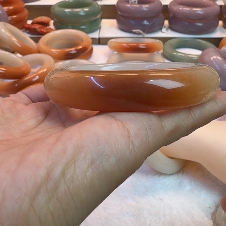 小***包石英岩玉未镶嵌手镯