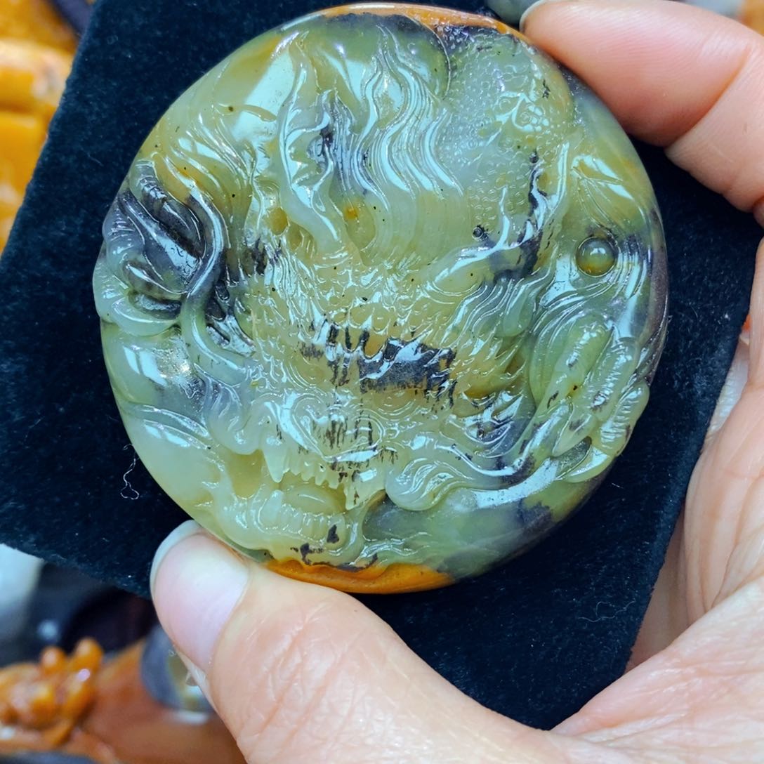 未镶嵌石英质玉（黄龙玉）颈饰