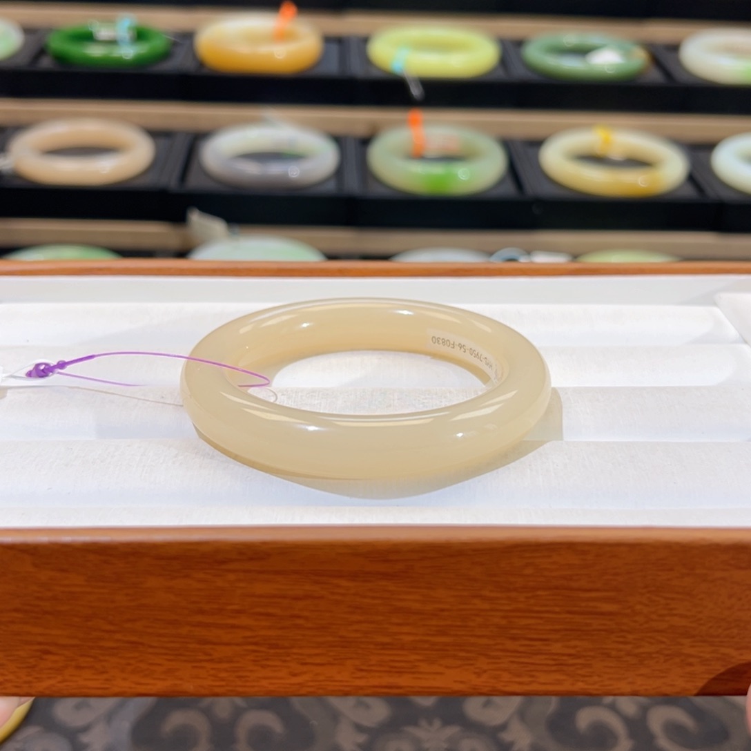 和田玉未镶嵌手镯  【冰粉】