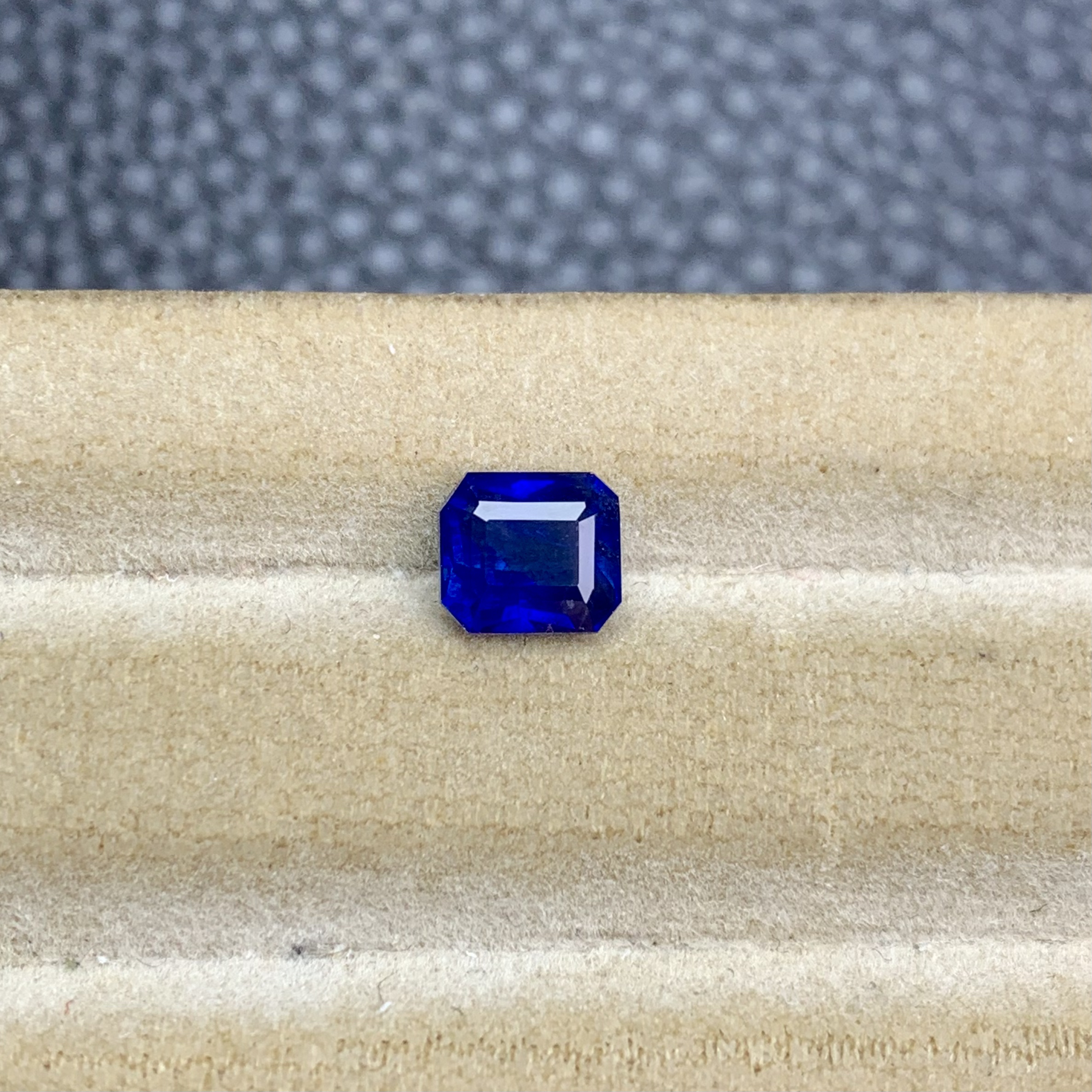 天然长方形蓝宝石裸石1.4克拉6.3*5.7mm切工规整 饱和度高