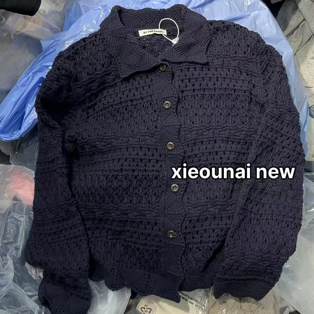 谢欧奈实体店新款 小翻领镂空感觉的藏蓝色毛衣