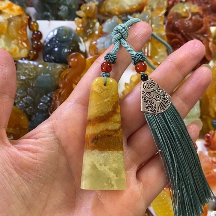 蛇纹石玉未镶嵌颈饰