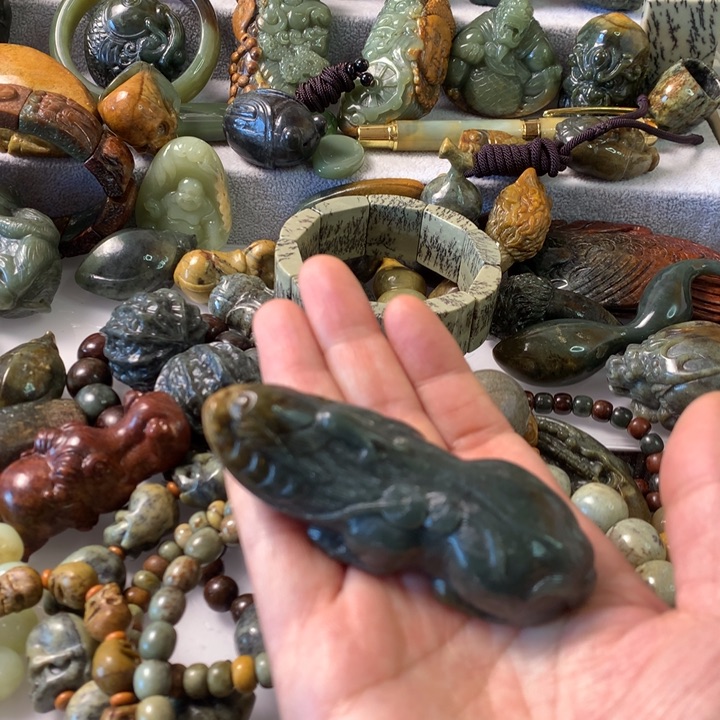 未镶嵌岫岩河磨玉（透闪石质玉）把件