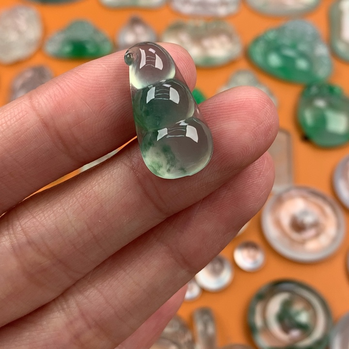 翡翠挂件未镶嵌…