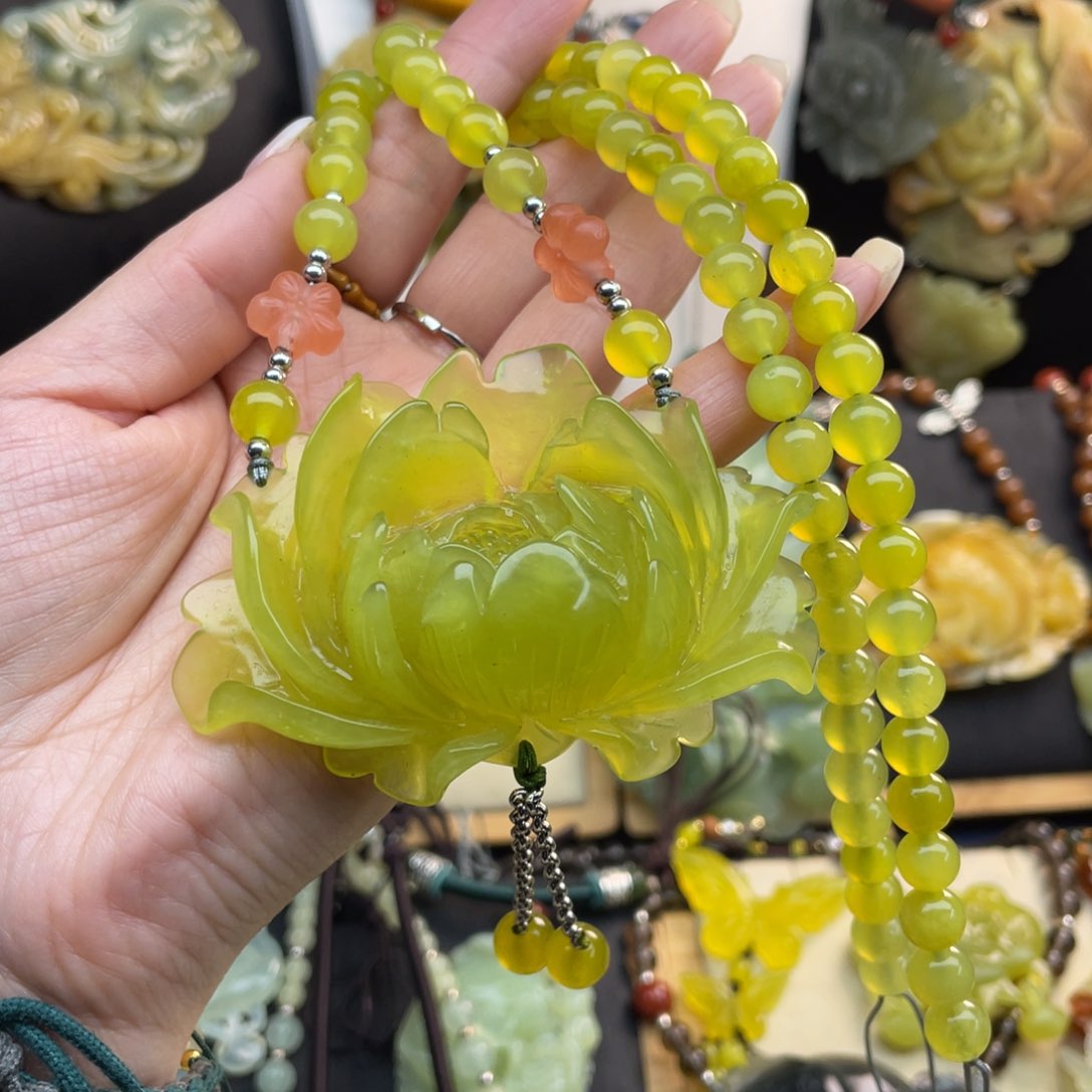 蛇纹石玉颈饰未镶嵌
