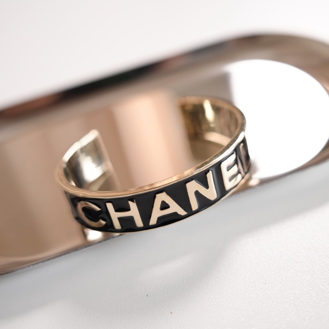 Chanel黑金珐琅字母手镯