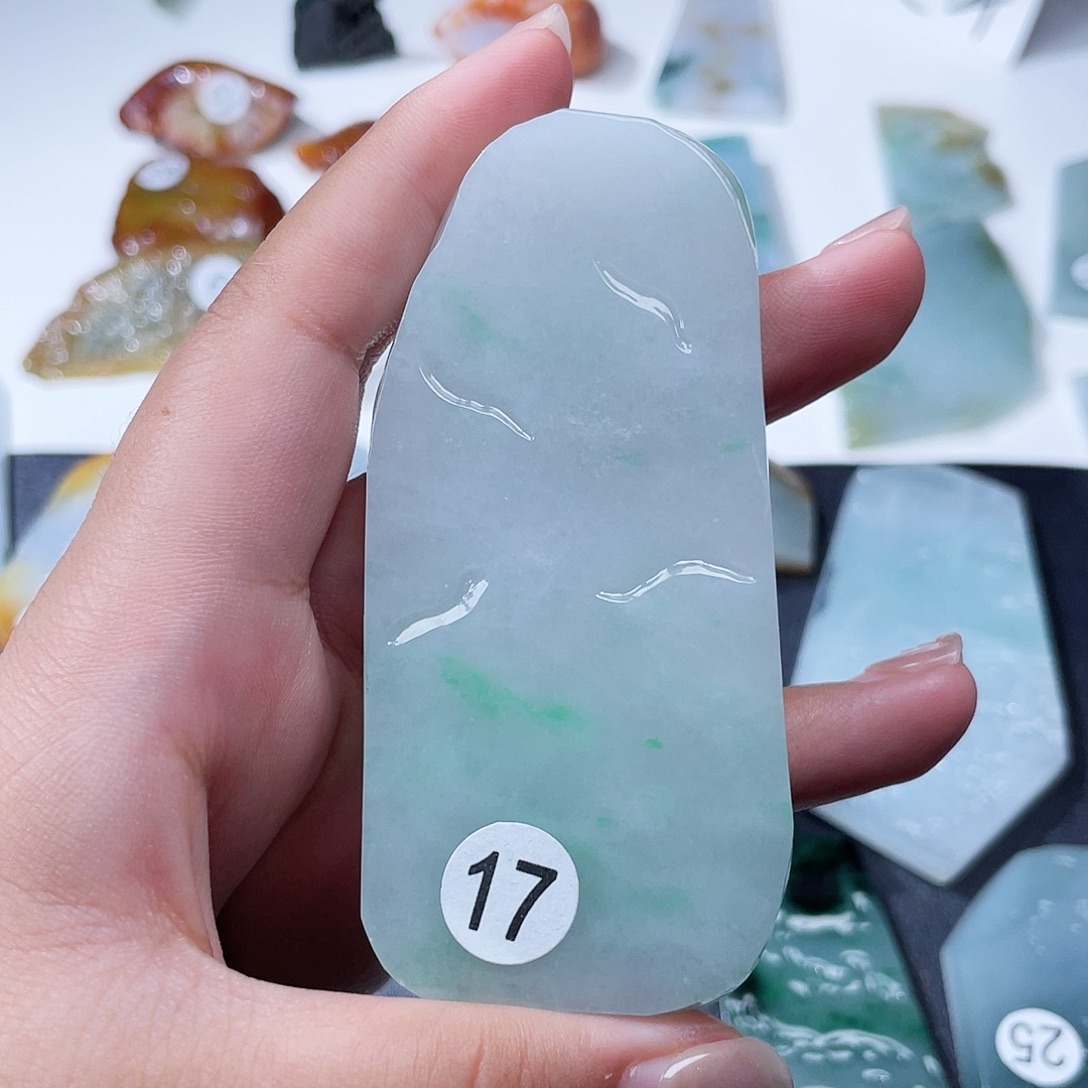 狼***定制翡翠未镶嵌白底青飘绿花