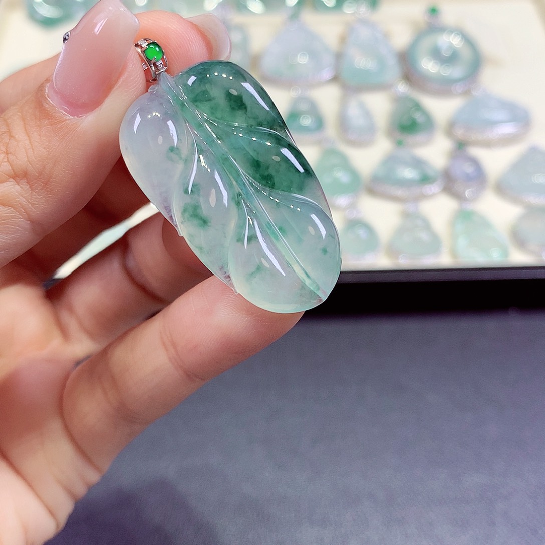 妍***的翡翠18K金镶嵌颈饰翡翠