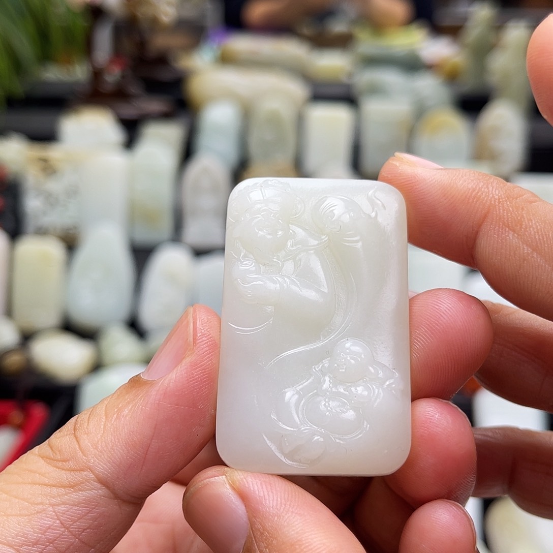 和田玉颈饰未镶嵌凌***?