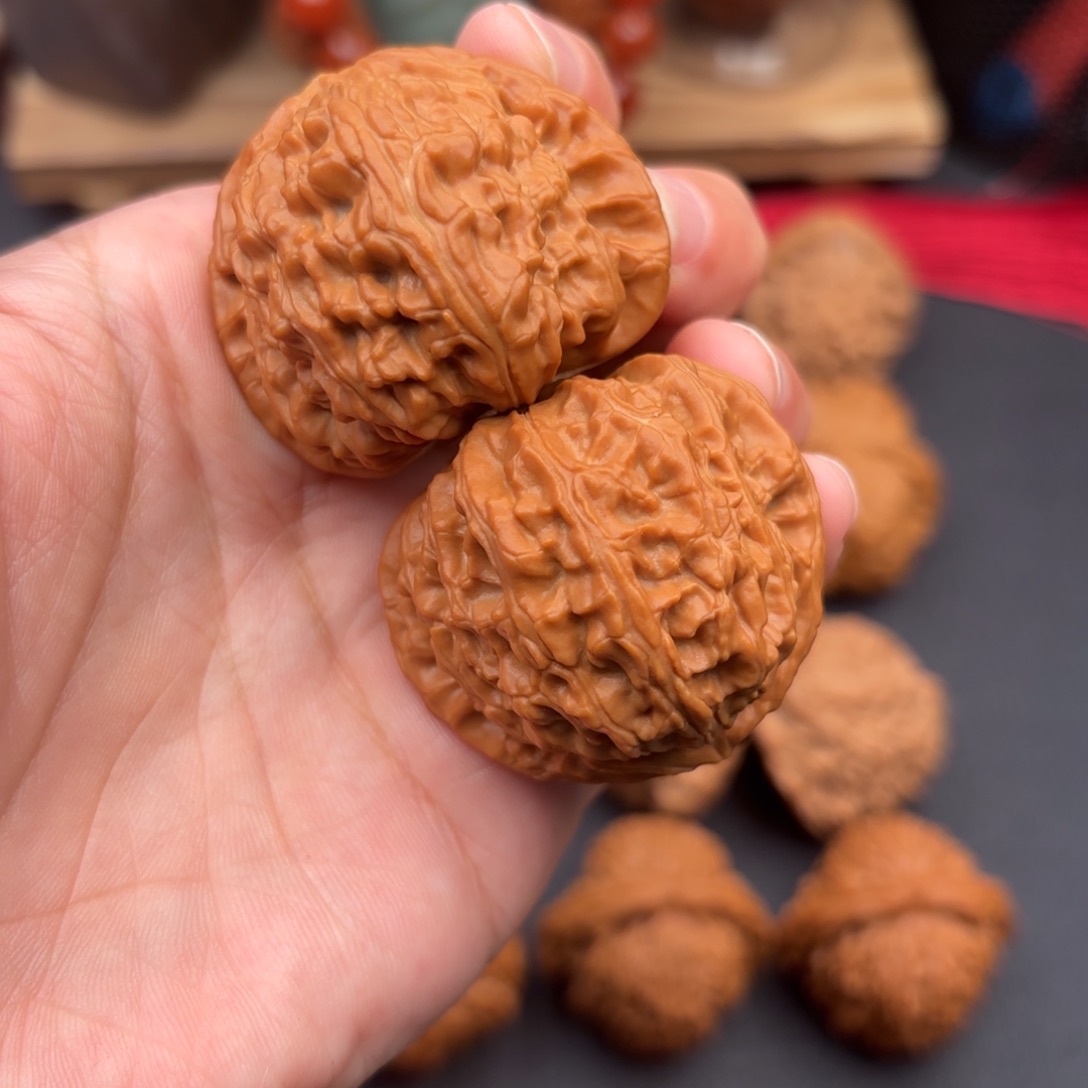 文玩核桃把件三角白42+肚45