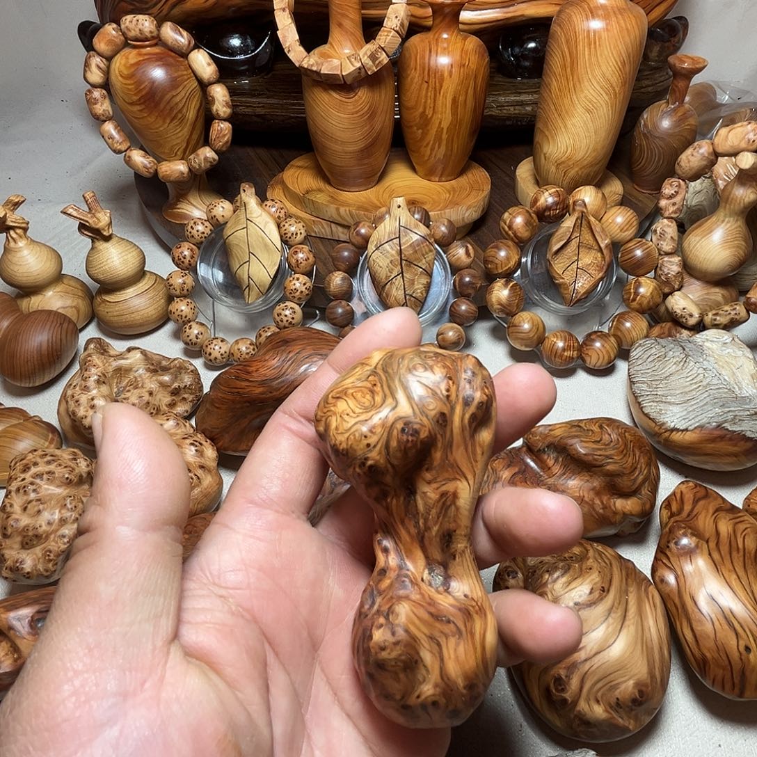 托***Q木质类太行崖柏手把件