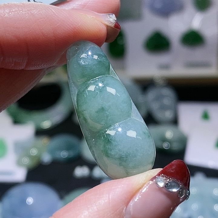 翡翠未镶嵌颈饰高冰飘花豆子