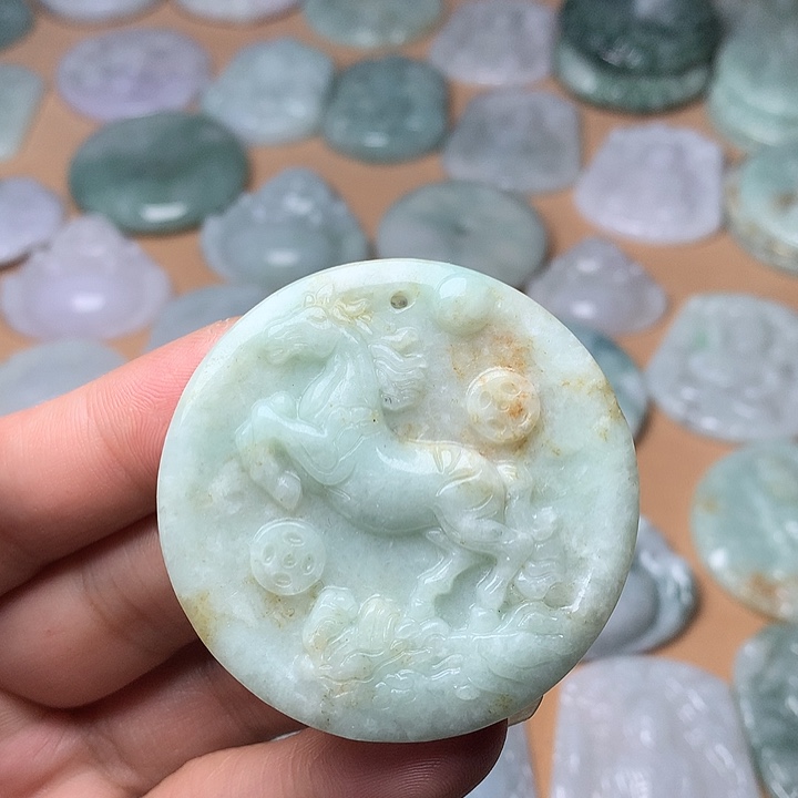 翡翠未镶嵌颈饰马牌