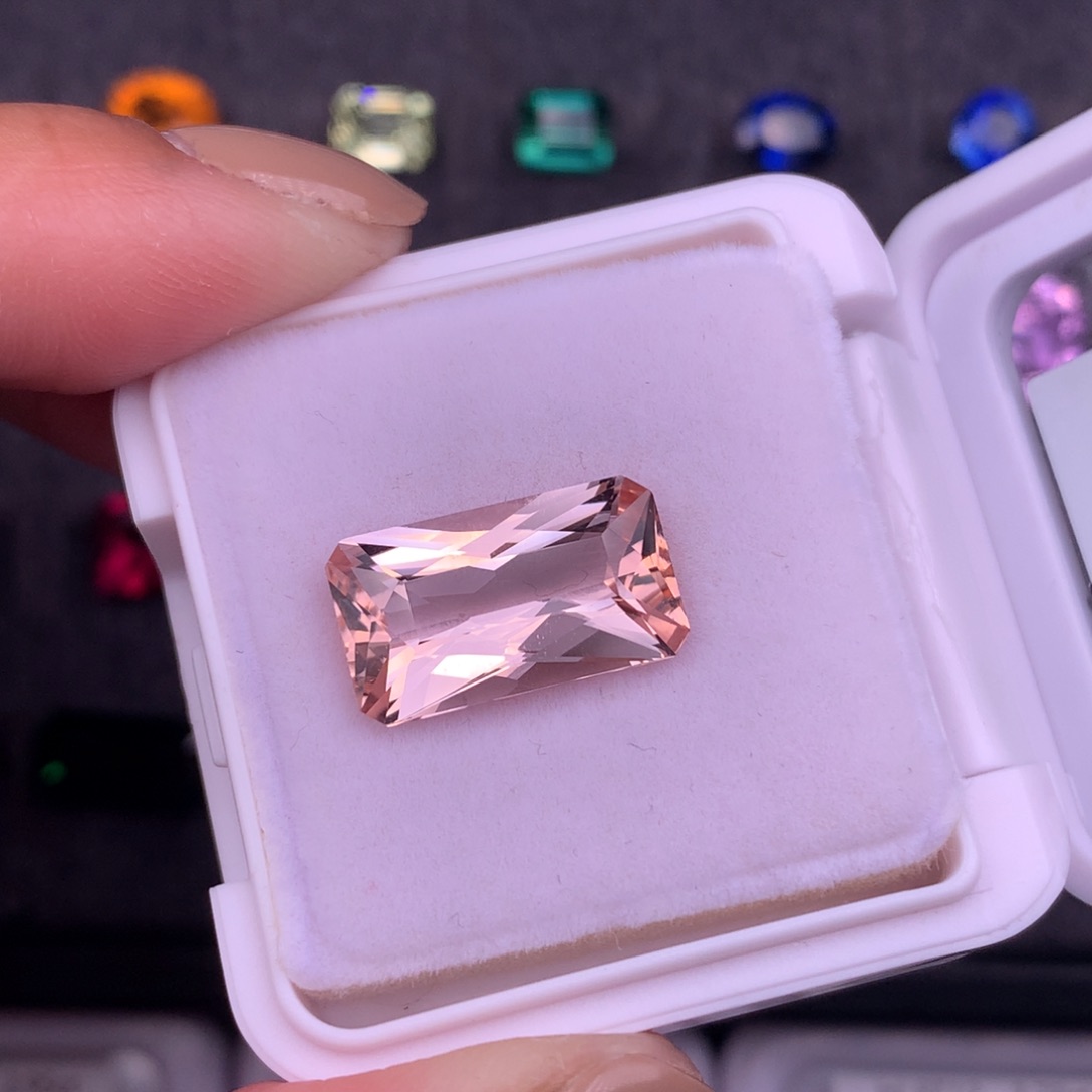 绿柱石（摩根石）裸石未镶嵌6.39ct莲花色摩根石