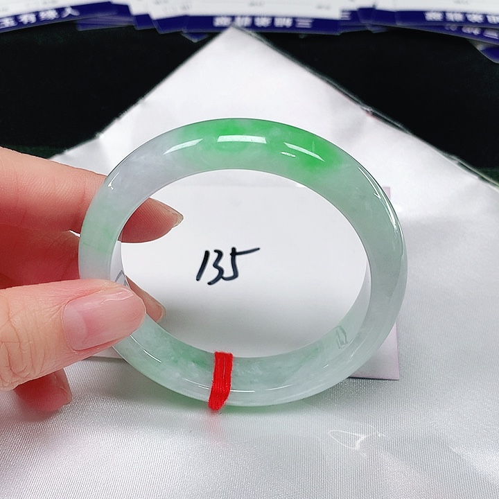 翡翠手镯未镶嵌翡翠手镯未镶嵌