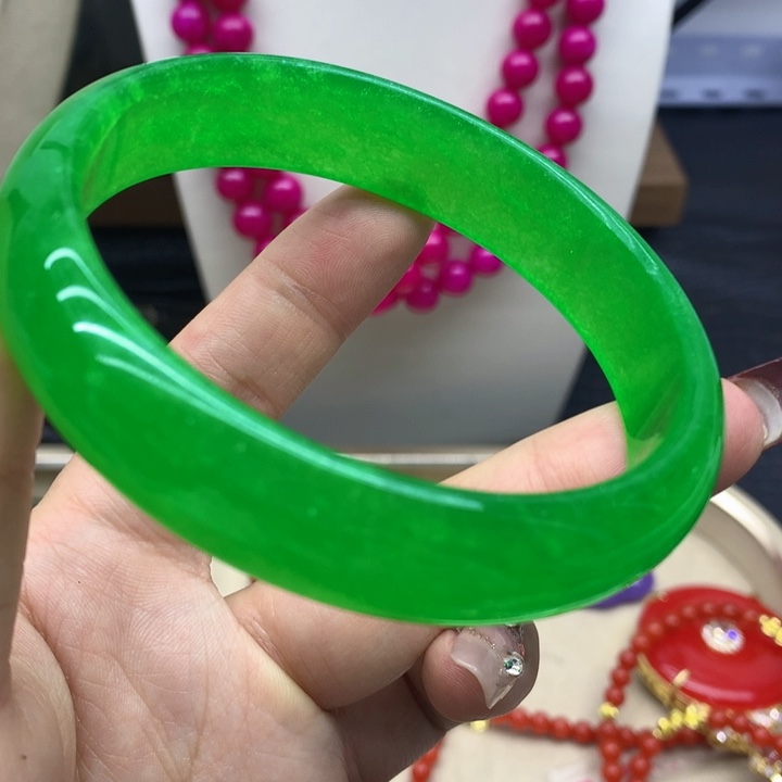 翡翠颈饰未镶嵌手镯