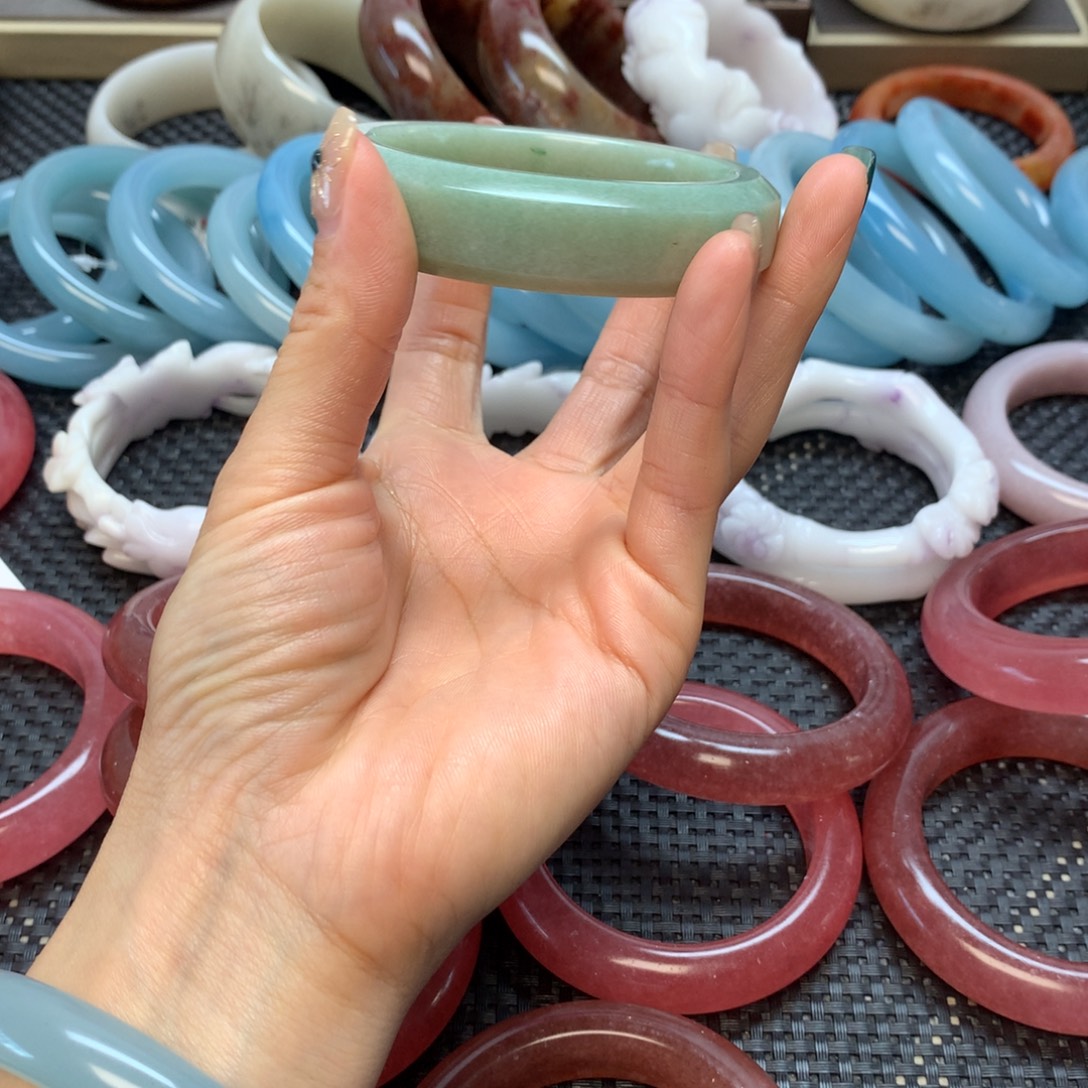 石英岩玉未镶嵌手镯