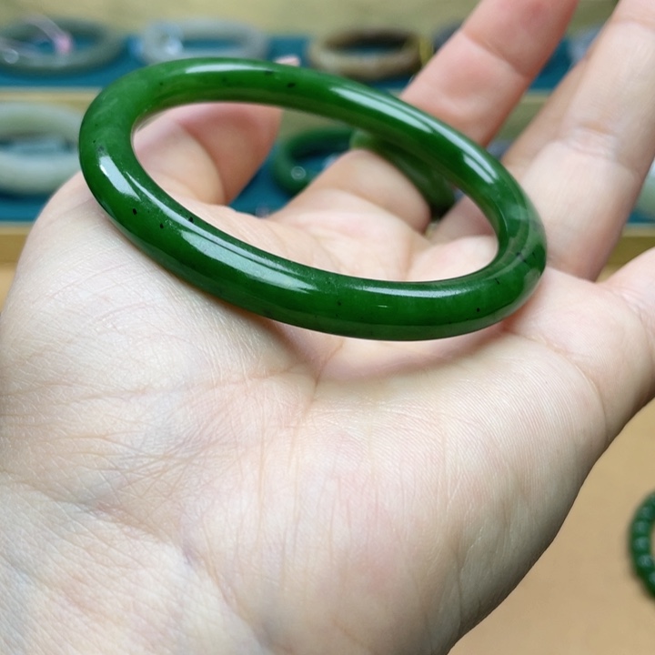 和田玉手镯57+圈口。编号19未镶嵌