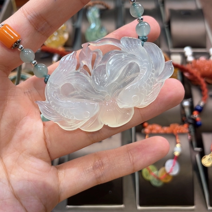 蛇纹石玉颈饰未镶嵌丽