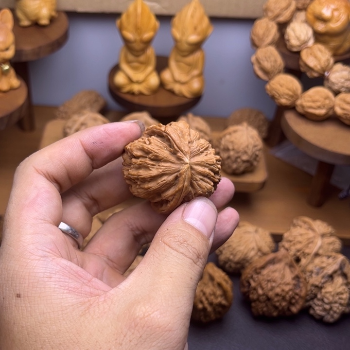 郭***店吊坠桃核白狮子两棱挂角有黄