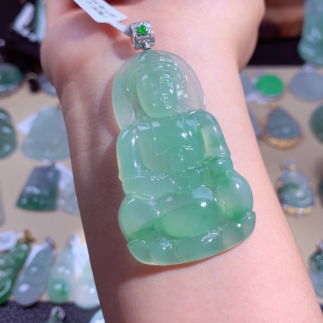 翡翠18K金镶嵌颈饰观音
