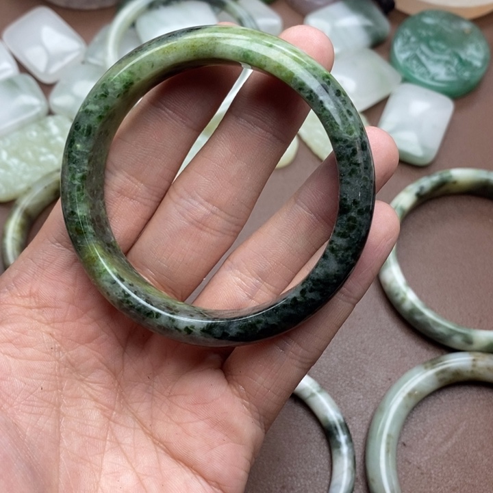 汐***曦和田玉未镶嵌颈饰