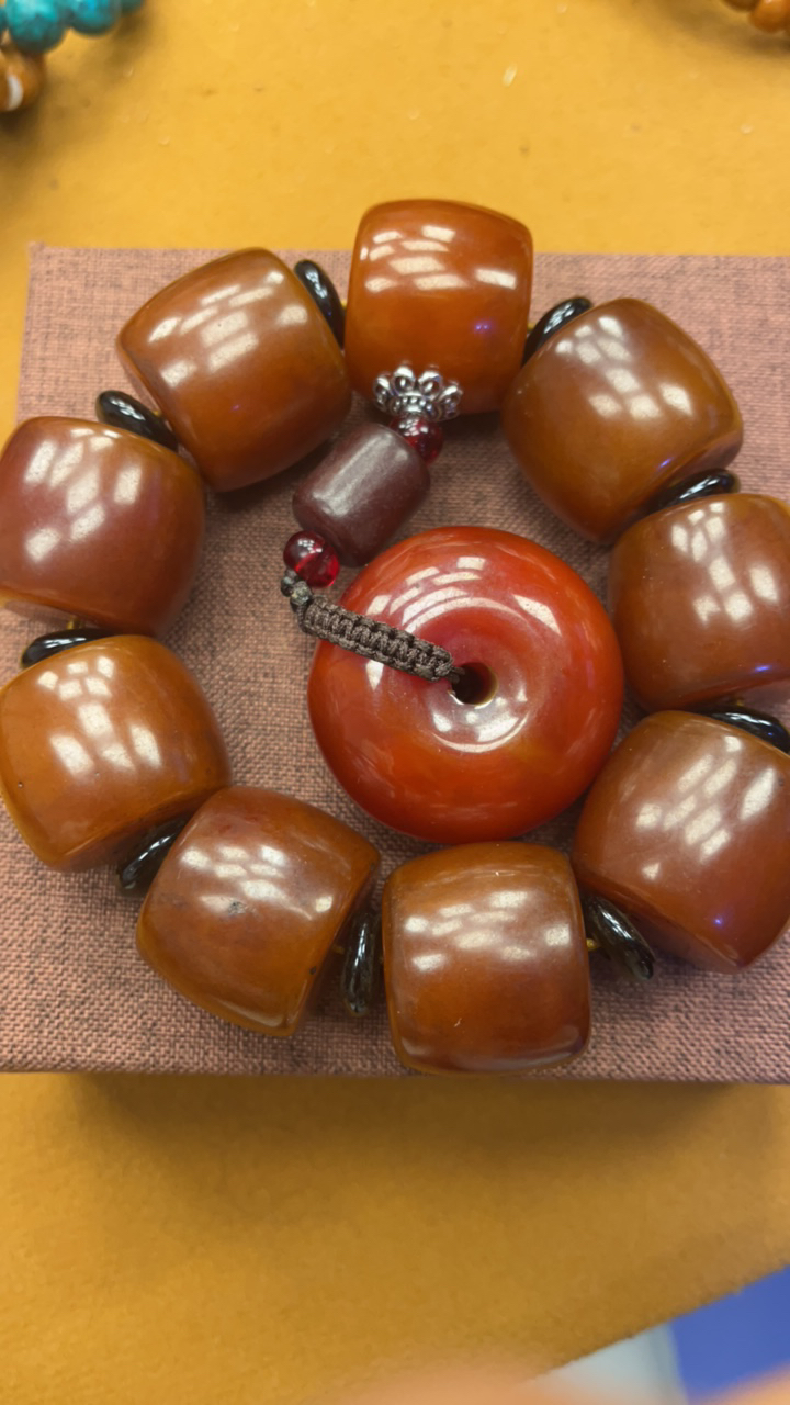 蜜蜡手串带吊坠，以直播间展示为准。43