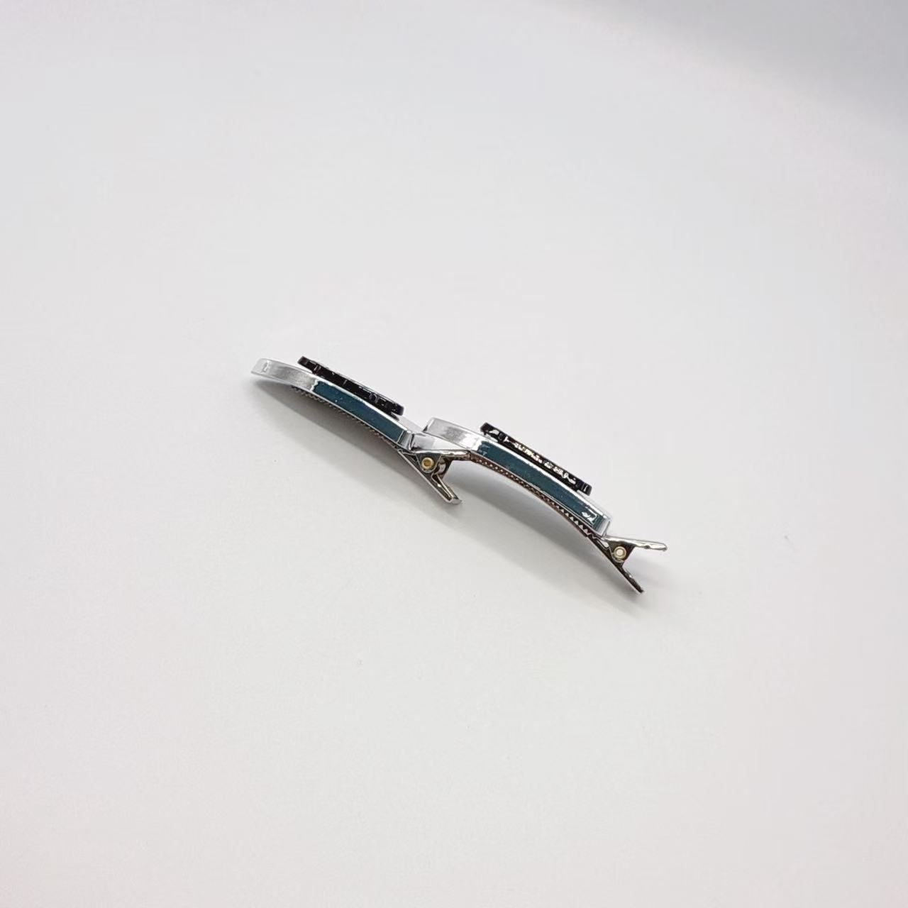 Mi33  银色亮面字母无痕鸭嘴夹 Y16064A2-3 