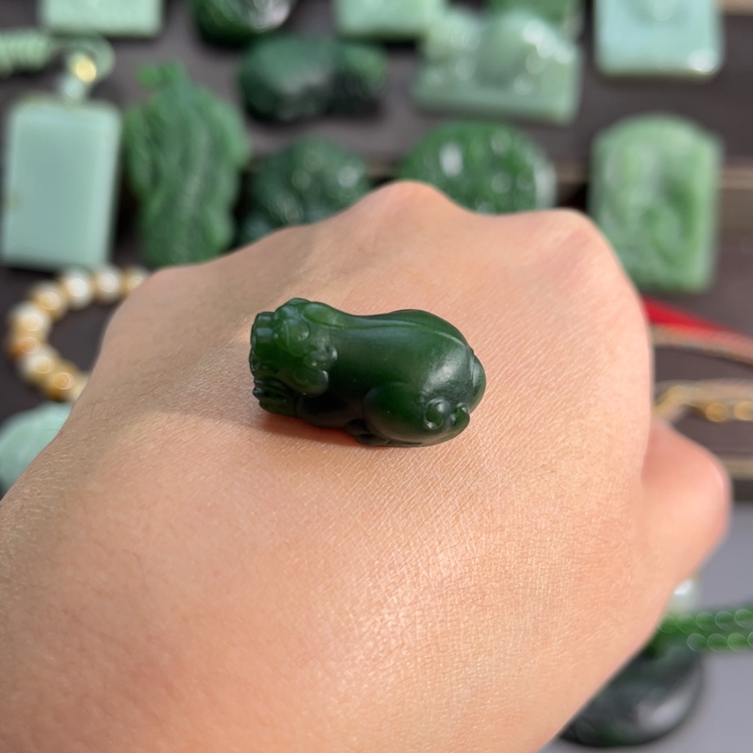 和田玉颈饰未镶嵌菠菜绿貔貅定制