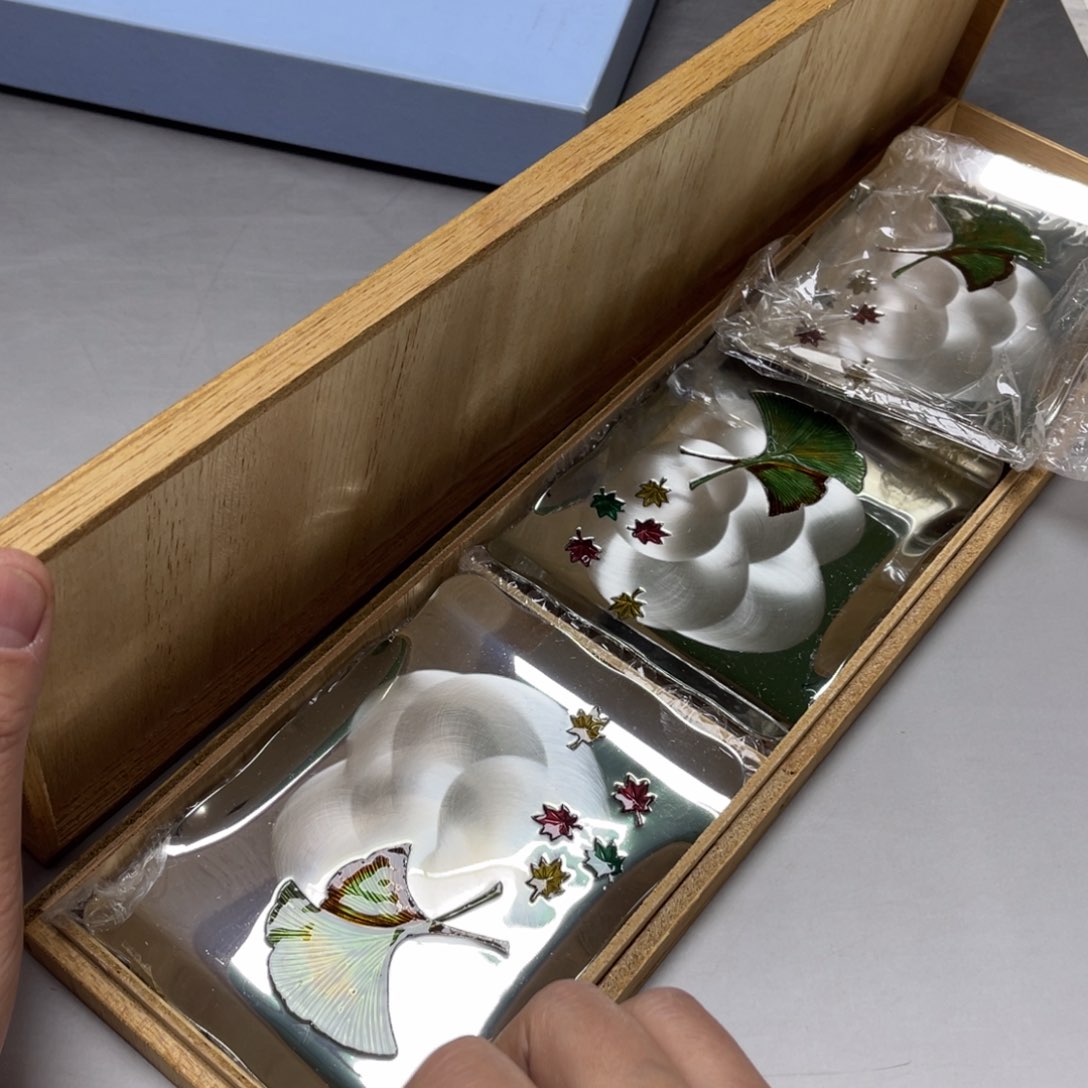 瓷片荣**贵密密麻麻地排列着一个